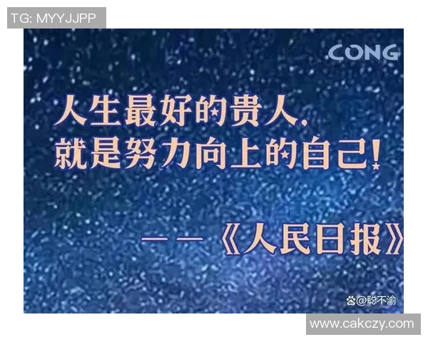 《与足球巨星并肩而立，他成了赛场上最闪耀的存在》